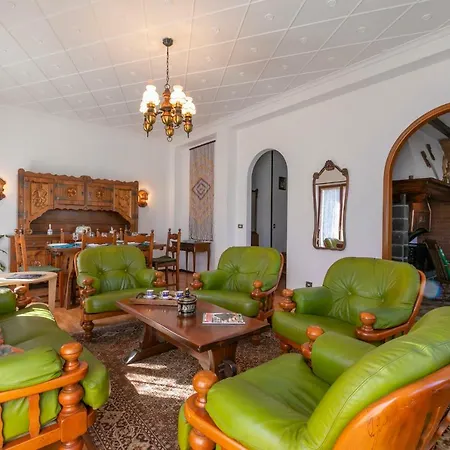 Sleeps 8 Wifi Villa *